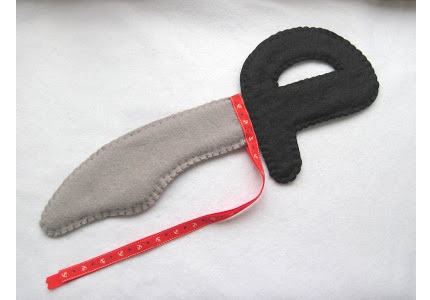 Free pattern: Swashbuckling pirate sword from felt