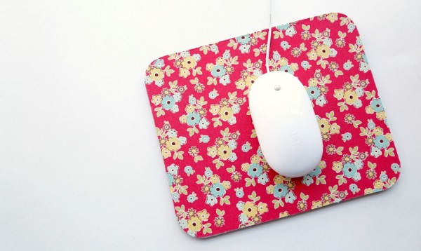 Tutorial: No-sew fabric covered mouse pad