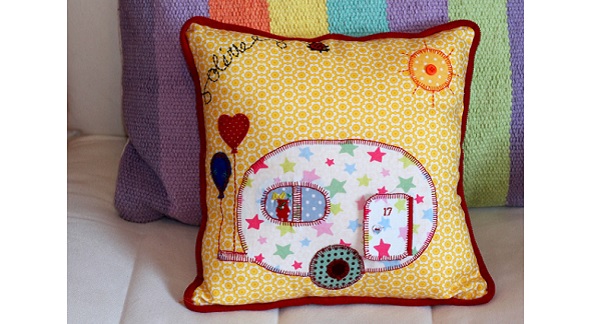 Tutorial: Appliqued & piped throw pillow