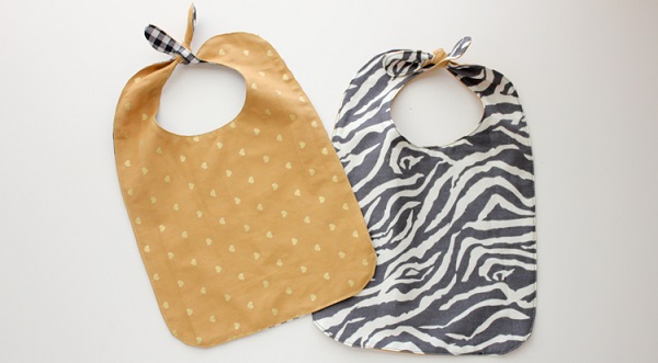 Free pattern: Knotted pass through baby bib