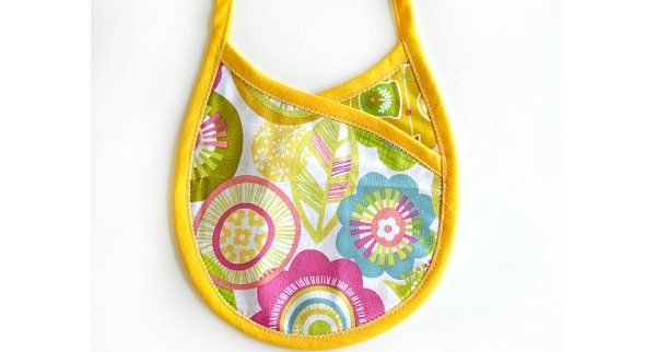 Free pattern: Crossover style baby bib