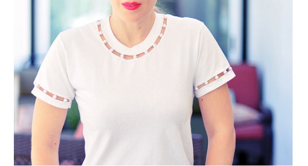 Tutorial: DIY this pearl cut-out t-shirt