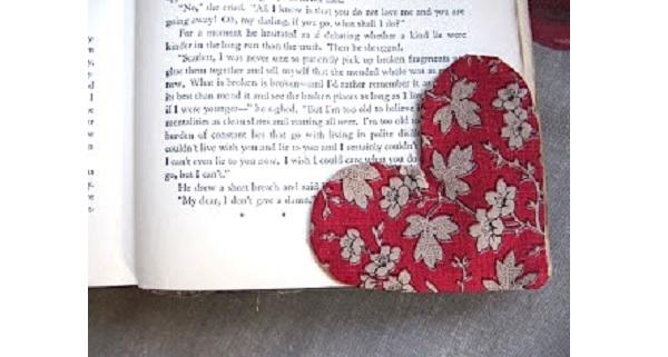 Free pattern: Heart corner bookmark