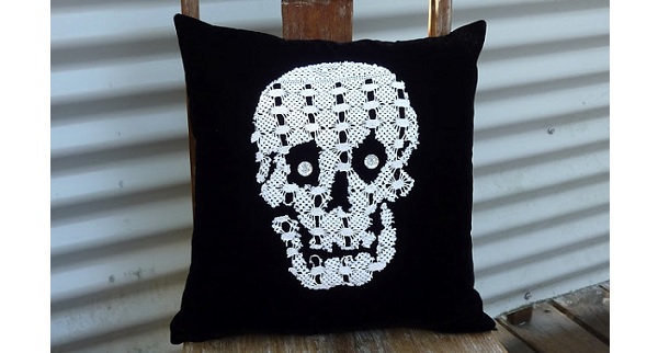 Tutorial: Doily skull Halloween pillow