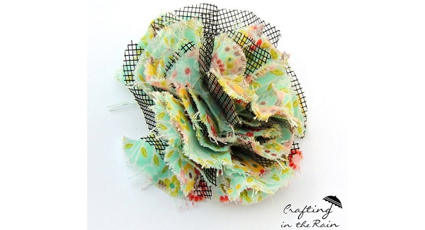 Tutorial: Fabric flowers made with window screening