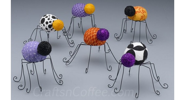 Tutorial: Itsy bitsy no-sew fabric spiders