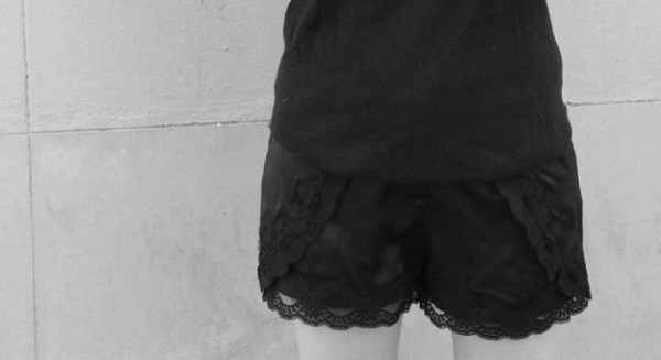 Tutorial: Lace trimmed running shorts from pajama pants