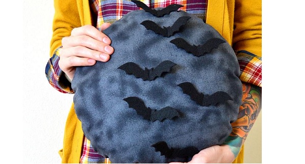 Tutorial: Spooky moon and bats Halloween pillow