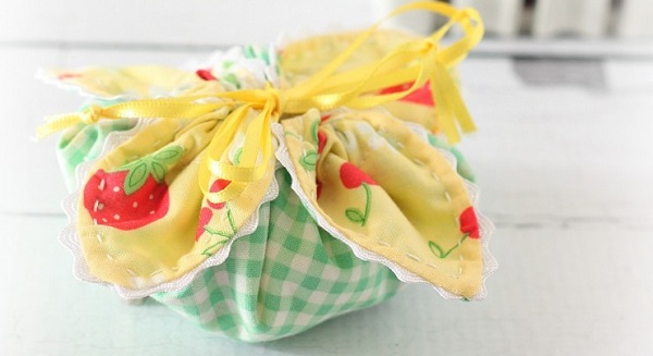 Tutorial: Drawstring fabric gift pouch