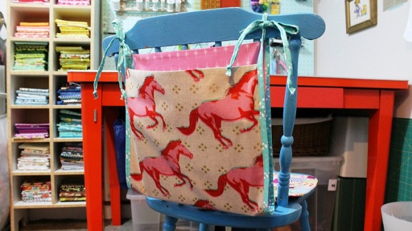 Tutorial: Super Easy Chair Bag to hold books and more