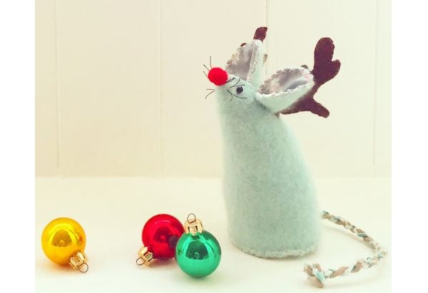 Free pattern: Christmas pincushion mouse with reindeer antlers