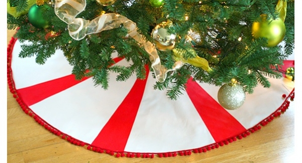 Tutorial: No-sew peppermint stripe Christmas tree skirt