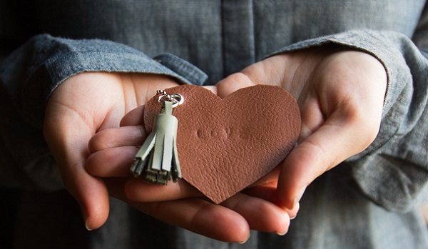 Tutorial: Scrap leather heart keychains