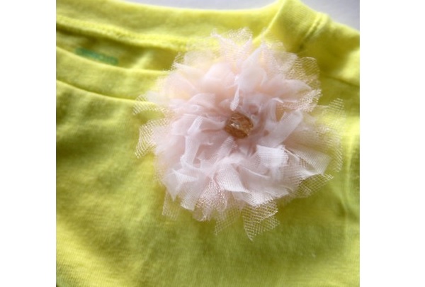 Tutorial: Spring flower corsage tee