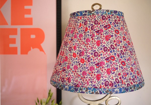 Tutorial: Cover a lampshade in your favorite fabric