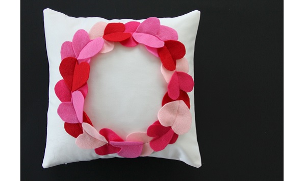 Tutorial: Felt heart wreath pillow