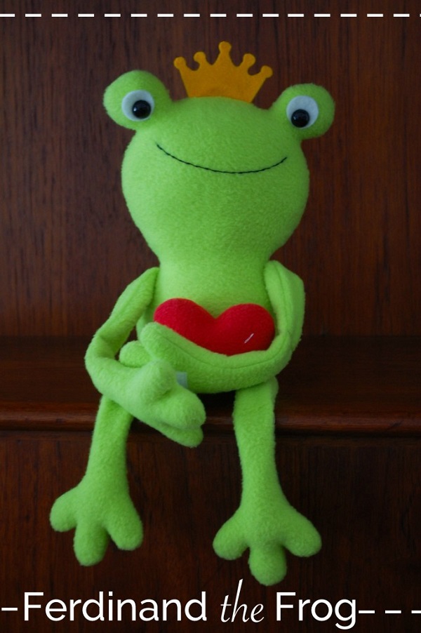 Free pattern: Ferdinand the Frog softie