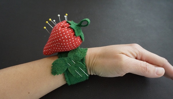 Tutorial: Strawberry pincushion for your wrist