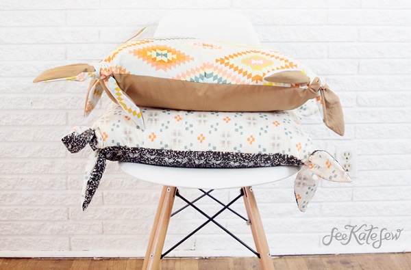 Free pattern: Two-tone knotted pillow cover