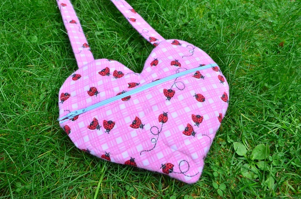 Free pattern: Little girls heart purse