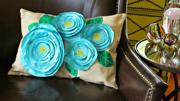 Tutorial: No-sew 3D fabric flower pillow