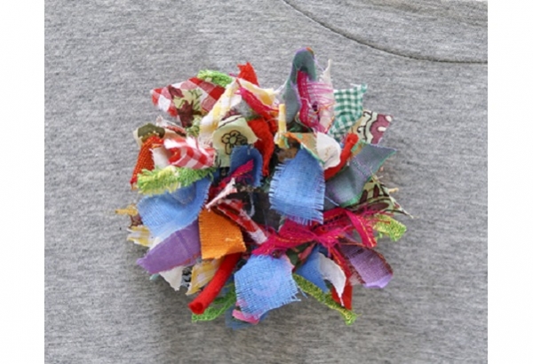 Tutorial: Scrap fabric wreath brooch