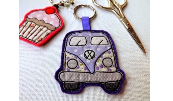 Free pattern: Camper van keyring