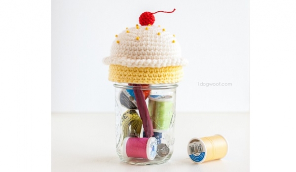 Tutorial: Crochet cupcake sewing kit and pincushion