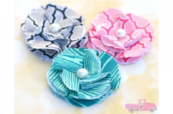 Tutorial: Simple folded fabric flowers