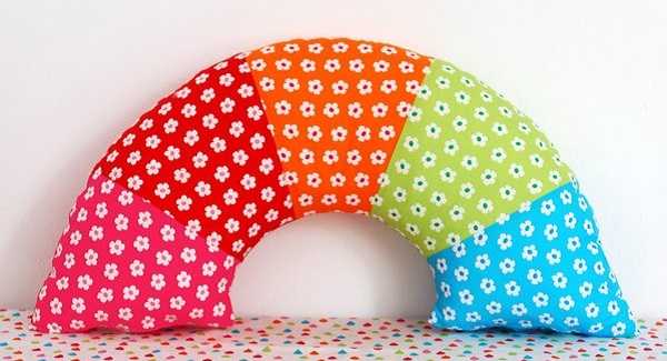 Make-a-rainbow-pillow-DIY_We-Are-Scout