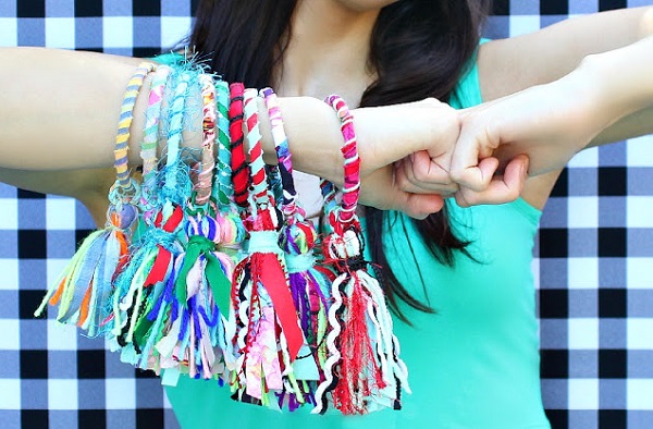 Tutorial: Scrappy yarn and fabric tassel bracelets