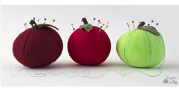 Free pattern: Apple pincushion