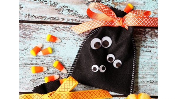 Tutorial: Googly eye Halloween treat bags from felt