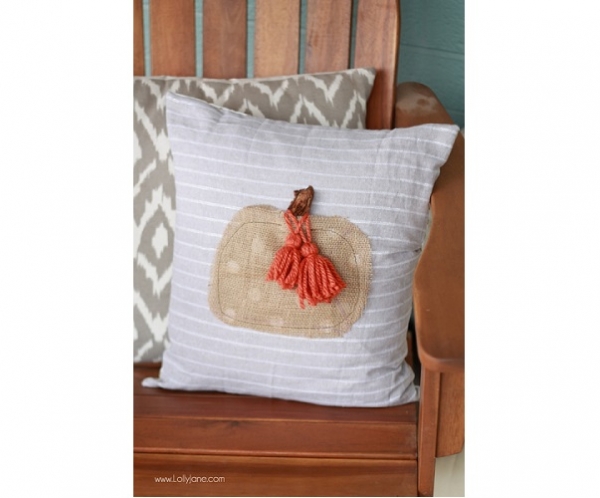 Tutorial: Easy tassel pumpkin pillow