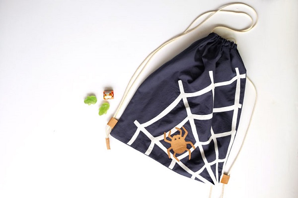 Tutorial: Halloween backpack with a spiderweb