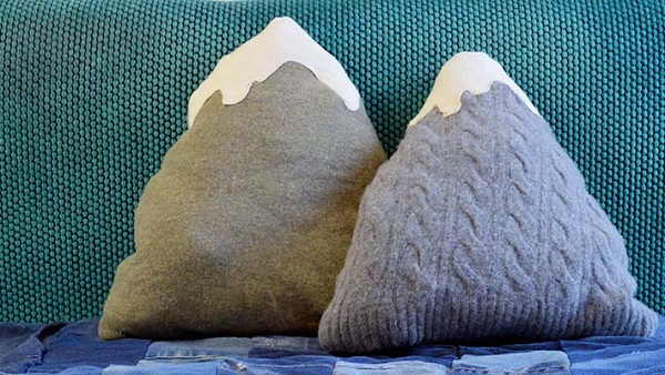 Tutorial: Upcyled sweater mountain pillows