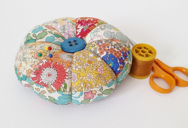 Tutorial: Scrappy tufted pincushion