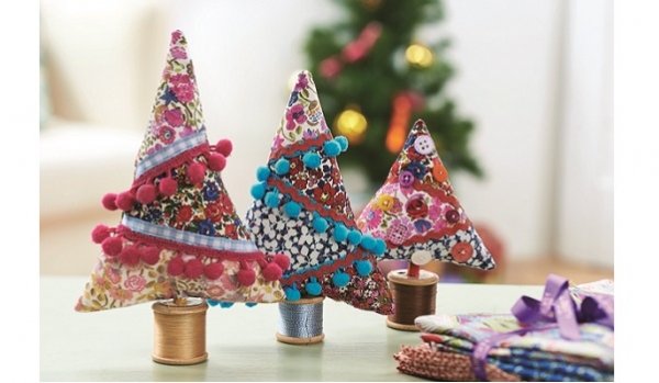 Tutorial: Fabric Christmas trees with pom pom decorations