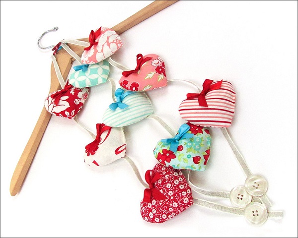 Tutorial: Valentine heart sachets on a string