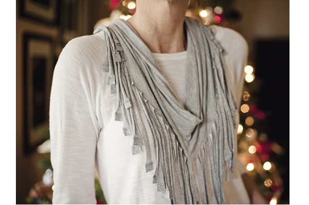 Tutorial: No-sew fringed t-shirt scarf