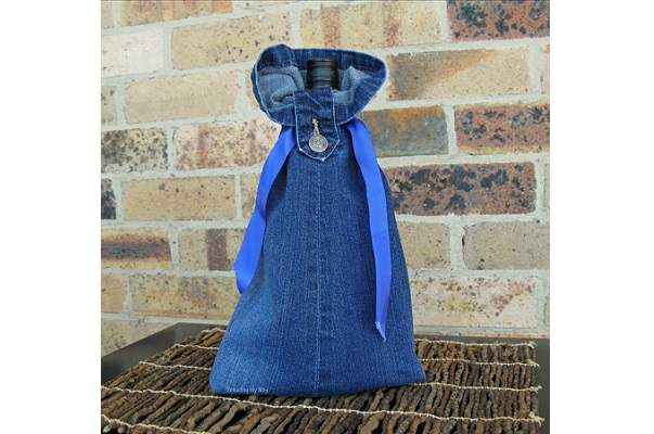 Tutorial: Recycled jeans wine bottle gift bag