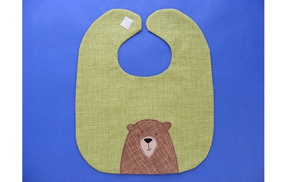 Free pattern: Adorable bear baby bib