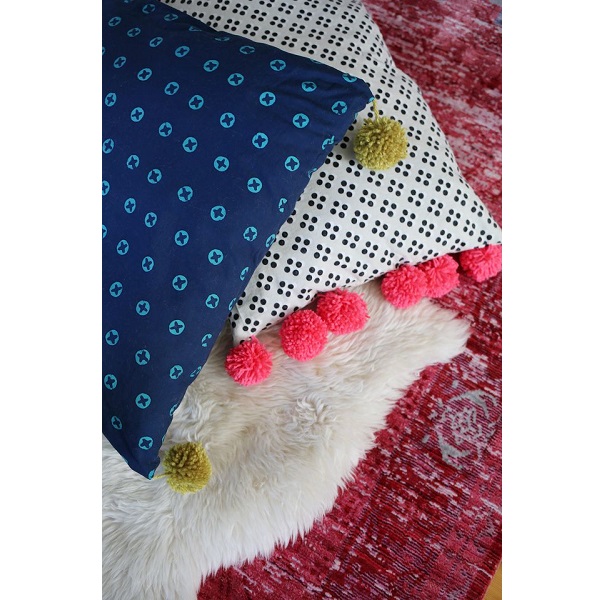 Tutorial: Oversized pom pom floor pillows