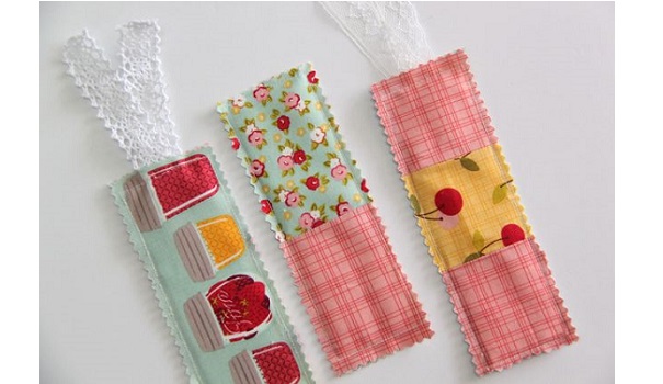 Tutorial: Scrapbusting fabric bookmarks