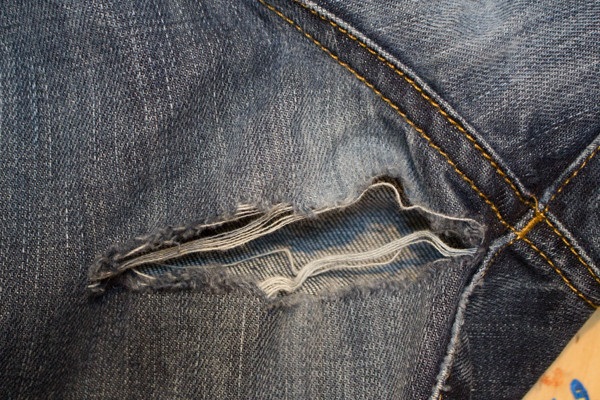 Tutorial: How to mend ripped jeans