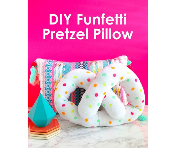 Tutorial: No-sew squishy pretzel pillow