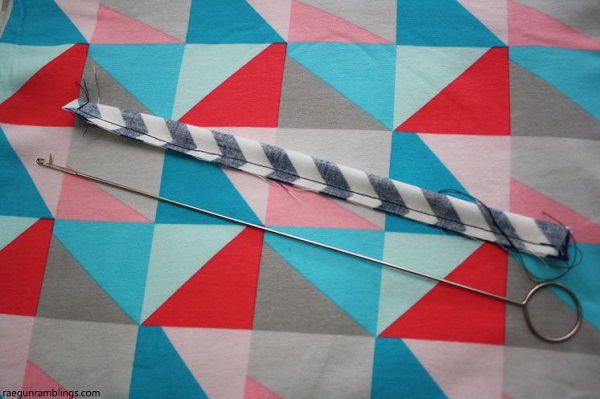 Tutorial: How to use a loop turner to turn narrow fabric tubes