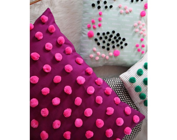 Tutorial: Colorful pom pom throw pillows