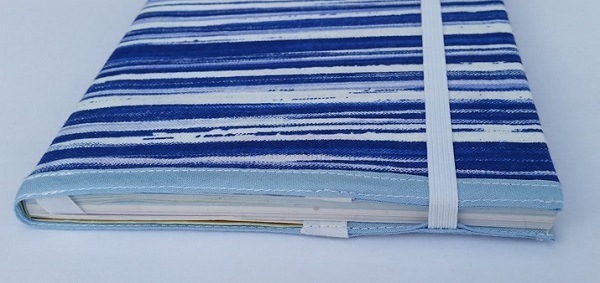 Tutorial: Fabric book cover with an elastic strap