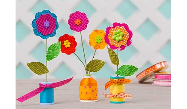 Tutorial: Thread spool flowers to pretty up your sewing space